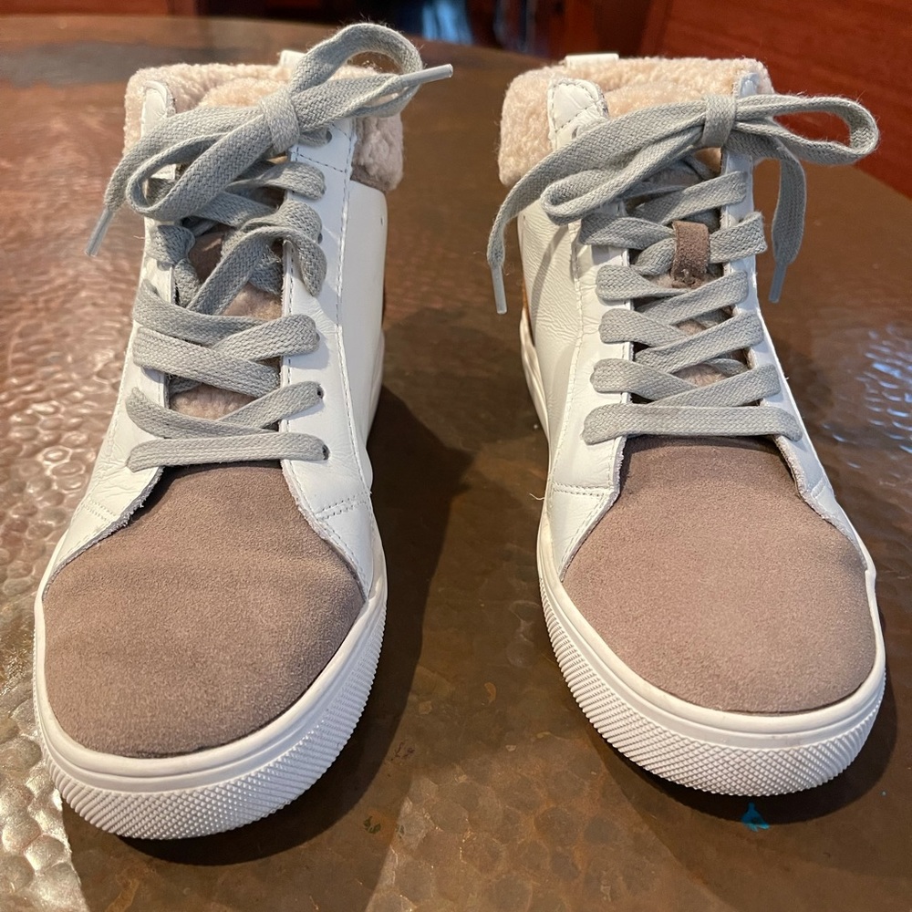 Blondo Brand, women’s size 5.5 Waterproof Ankle Boot. Like new.